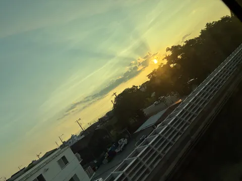 斜めに切り取る夕焼けの街