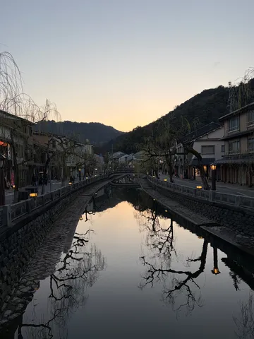 静寂が包む、水鏡の街並み
