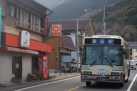 昭和レトロなバス停のある風景
