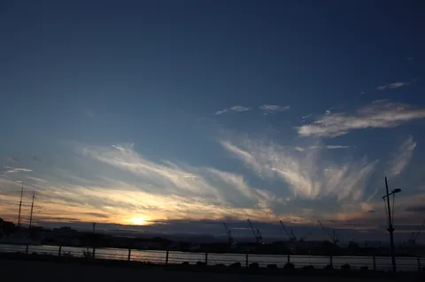港町の夕暮れ、空に流れる雲の絨毯