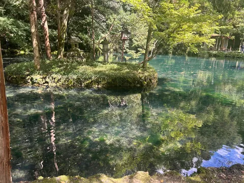 水鏡に浮かぶ小さな島
