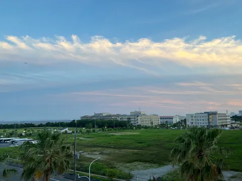 夕暮れ時の空と街並み
