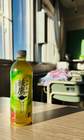 午後の緑茶、窓辺の静けさ