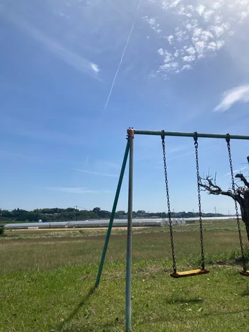 澄み切った空とブランコ
