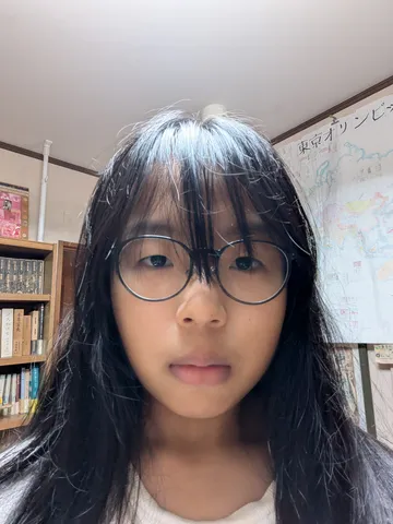 賢そうなメガネ女子