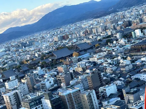 都会にそびえる山の麓