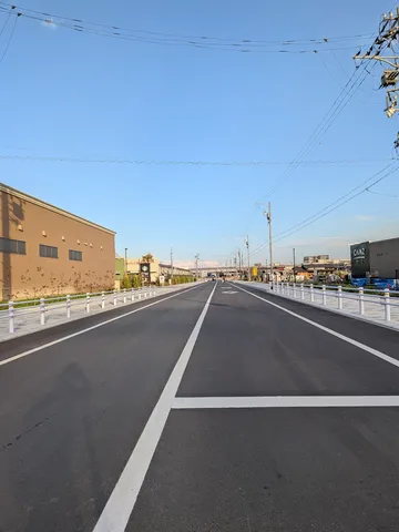 青空と続く道