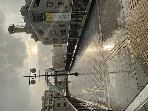 雨粒きらめく午後の橋