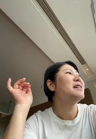 室内の静かな光と手の動き