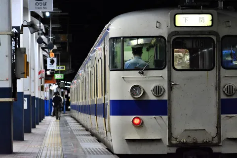 駅の灯りと旅立ちの予感