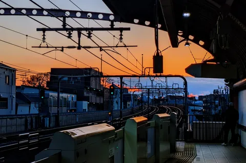 駅のホーム、茜色の空