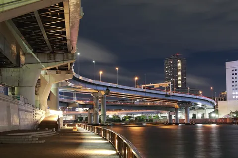 夜景に溶け込む首都高