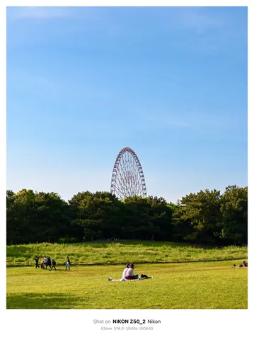 青空と二人、遠くの観覧車