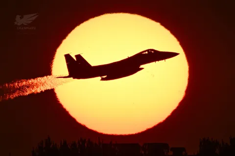 夕陽を浴びる戦闘機、大空を駆ける。