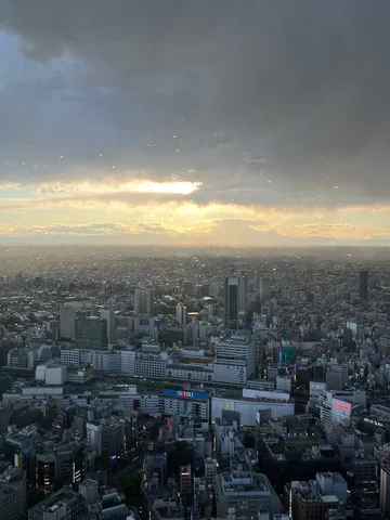 都会の空に射し込む光