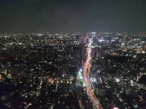 夜の都市を彩る光の帯