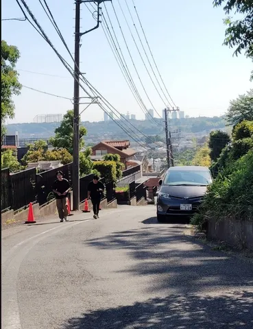 遠景望む、坂道の穏やかな午後