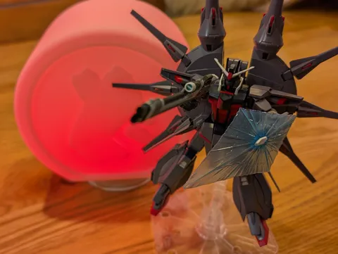 ガンダム、光に照らされる