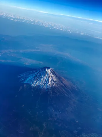 空から見下ろす、雪化粧の富士山