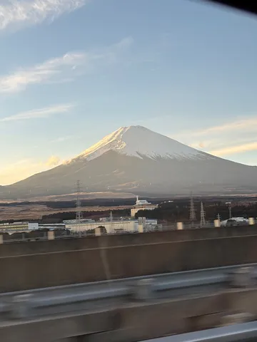 雪化粧の富士山と工業地帯