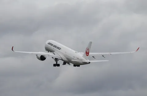 大空へ向かう白き機影