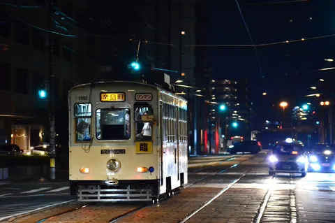 夜の街を走るノスタルジックな路面電車