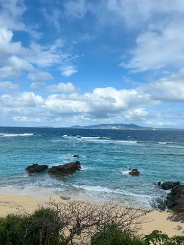 青い海と空、岩場のコントラスト