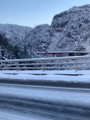 雪化粧の山道、静寂のドライブ
