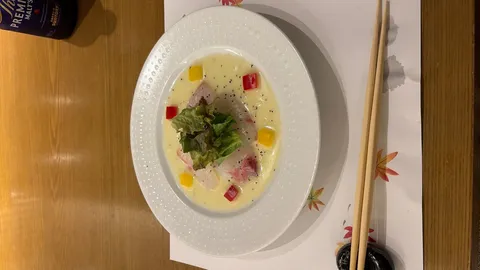 白いスープに散る彩り