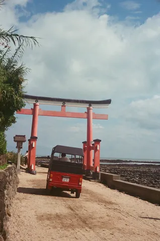 潮風と鳥居の道行き