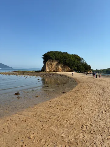 潮が引いた砂浜に現れる神秘的な道