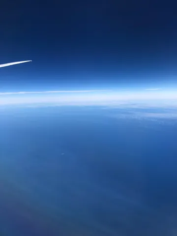 空と海、どこまでも青い世界