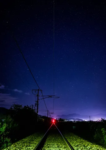 星空と赤信号の線路