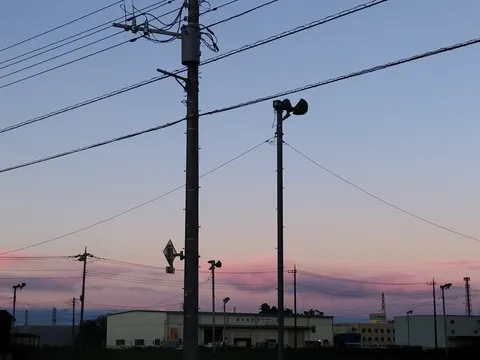 夕暮れに響くサイレンの音