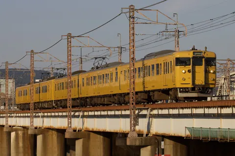 橋を渡る、鮮やかな黄色い車両