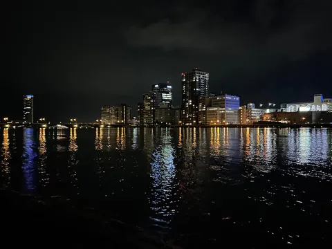 夜景と水面のダイアローグ