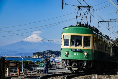 富士望む、海辺のレトロ電車