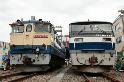 並ぶ鉄道の朝の静けさ