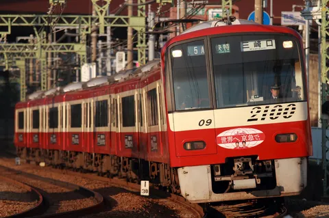 カーブを抜ける京急電車