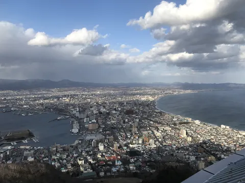 雲と光が織りなす街の眺め