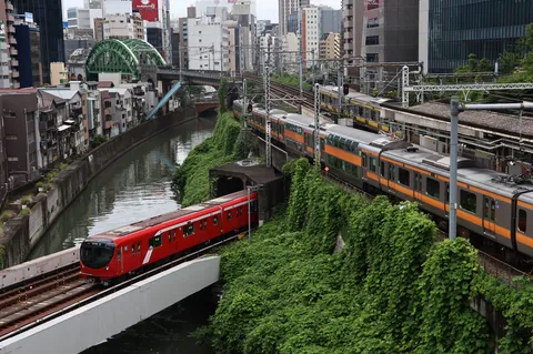 三色の電車、都会の峡谷を駆ける