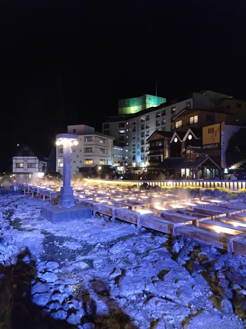 夜の灯影と木道の列