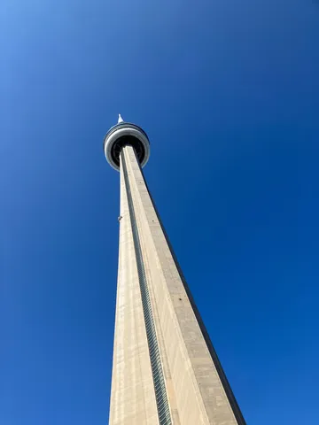 高空の円環と直線美