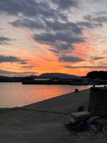 水面に溶ける夕焼け空