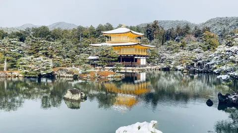 雪化粧の金閣、水面に輝く