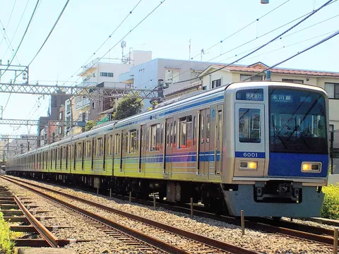 色彩の列車が走る街