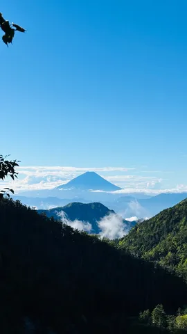 雲海に浮かぶ名峰、息をのむ絶景