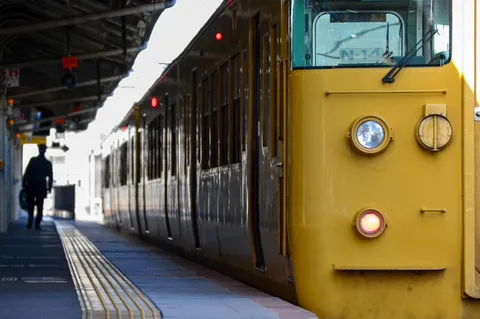 旅立ちの黄色い車両