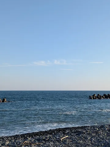 穏やかな海辺の粒子感