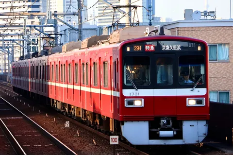 架線の下を走る赤い特急